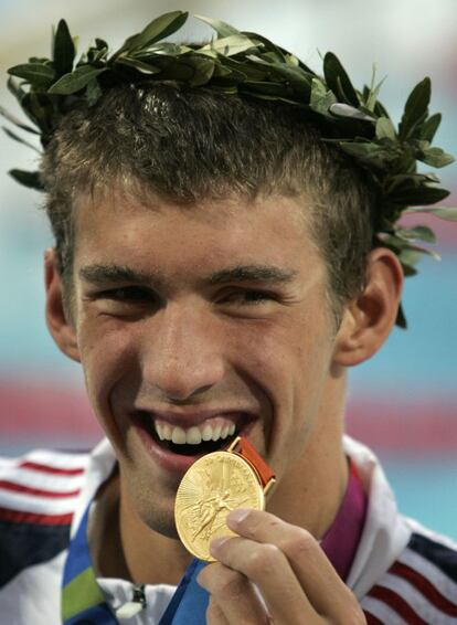Michael Phelps muestra su primera medalla de oro, en Atenas 2004, al imponerse en los 400 metros estilos y conseguir el récord del mundo