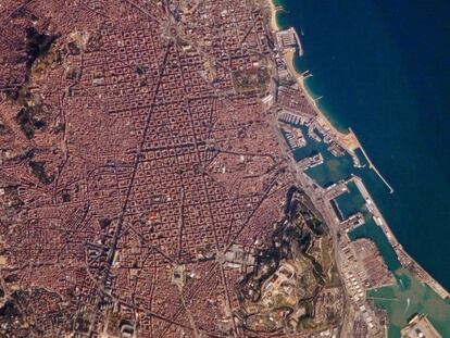The Eixample, Ciutat Vella and Montjuïc districts all show up in this daytime photo looking over Barcelona, taken from the ISS on December 30, 2006.