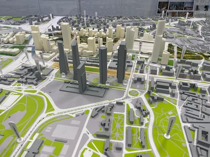 Maqueta del desarrollo urbanístico Madrid Nuevo Norte, con las Cuatro Torres en primer plano