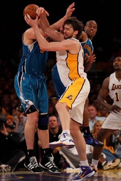 Gasol lucha por el balón con Gray y Jack.