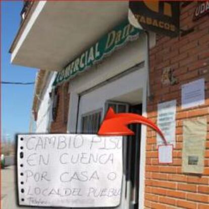 Imagen de una fachada del pueblo con anuncios.