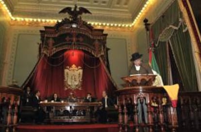 El diputado local Guillermo Romo Méndez (i) habla en la tribuna del Congreso de Guanajuato (México), vestido de torero.