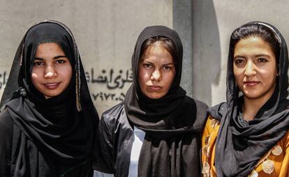 Chicas estudiantes en Kabul (Afganistán).