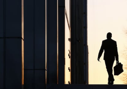 Un trabajador camino a su oficina en el distrito financiero de Londres.