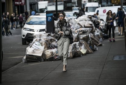 Una mujer pasea por una calle de Manhattan. Nueva York es la ciudad que más residuos produce del mundo (unos 33 millones de toneladas anuales).