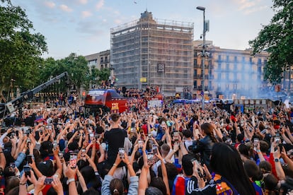 Los aficionados animan a los jugadores, durante las más de tres horas de recorrido de la rúa de campeones del Barcelona desde el Spotify Camp Nou hasta Arc de Triomf por el centro de la ciudad.