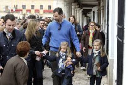 Los príncipes de Asturias junto a sus hijas, las infantas Leonor y Sofía durante la visita privada que han realizado hoy a Almagro (Ciudad Real).