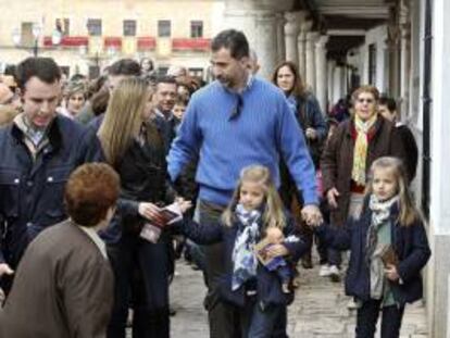 Los príncipes de Asturias junto a sus hijas, las infantas Leonor y Sofía durante la visita privada que han realizado hoy a Almagro (Ciudad Real).