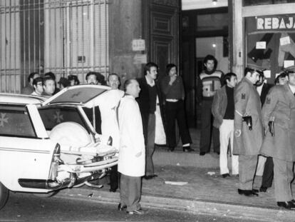 MATANZA EN ATOCHA. Cuatro abogados y un empleado de un despacho laboralista vinculado a Comisiones Obreras (CC OO) y el PCE son asesinados el lunes 24 de enero de 1977 en la calle de Atocha, 55. Otros cuatro resultan heridos de gravedad. En la imagen, miembros de la Policía Armada y de una ambulancia, a la entrada del edificio donde se produjo el crimen.
