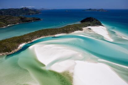 Pocas playas demandan un esfuerzo tan notable como Whitehaven, escondida en el noreste de Australia. Su visita suele formar parte de un crucero por el archipiélago de las Whitsundays, con salida desde Airlie Beach o Shute Harbour. El escenario, 80 kilómetros de la Gran Barrera de Coral, es superlativo: aguas uniformes y someras sobre sinuosos bancos de arena blanca como la cal producto de la acción de las corrientes del Pacífico. La arena, casi al completo óxido de silicio, tiene la peculiaridad de no calentarse apenas, así que se camina a gusto descalzo a pleno sol. Al ser un estuario protegido, no se permiten estancias de más de dos horas.