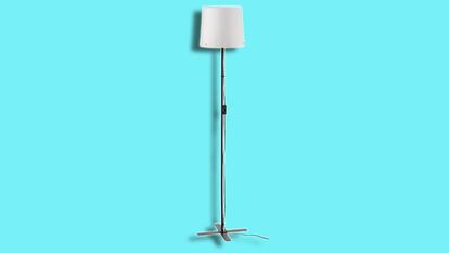 Artículo de EL PAÍS Escaparate que describe la lámpara de pie moderna y barata BARLAST, a la venta en Ikea.