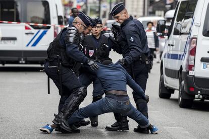 Un migrante se resiste a ser evacuado por la policía durante el desmantelamiento de un campamento temporal de inmigrantes procedentes de Sudán y Eritrea, en París (Francia).