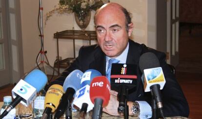 El ministro Guindos, en una rueda de prensa en la Embajada de España en Pekín.