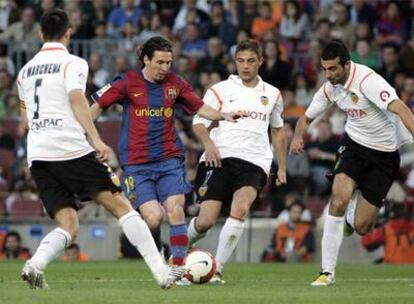 Messi trata de marcharse del marcaje de Marchena, Joaquín y Albiol.