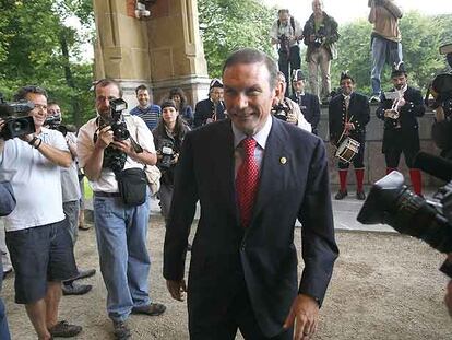 El <i>lehendakari</i>Ibarretxe entra al Palacio de Miramar, para presidir la reunión del Consejo de Gobierno.