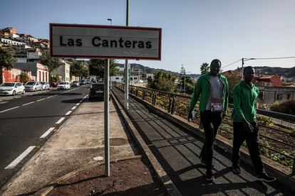 Aunque se superará las cifras de llegadas con total seguridad, una de las claves que diferencia este escenario es que el Gobierno está derivando a los migrantes con ritmo y sin pausa a la Península. A veces en cuestión de días.