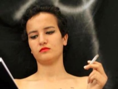 Amina Tyler, desnuda y fumando en su página de Facebook.