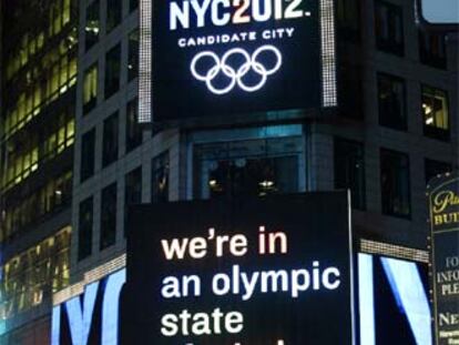 Un cartel de los Juegos en Times Square.