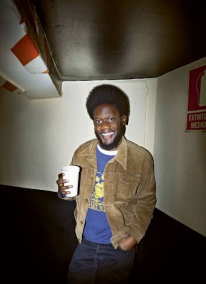 Michael Kiwanuka posa sonriente para ICON en el ‘backstage’ del Teatro Barceló de Madrid. Estaba resfriado pero vive tal momento de plenitud que hasta puede brindar por ello.