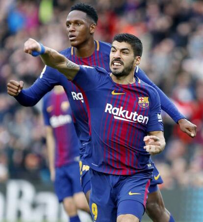 Luis Suarez, acompañado por el defensa colombiano Yerry Mina (i), protesta al árbitro del partido David Fernández la anulación de su gol.