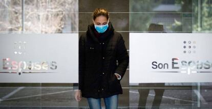 Una mujer sale del hospiral Son Espases University en Palma de Mallorca.