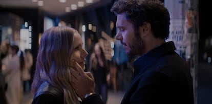 Kristen Bell, como Joanne, y Adam Brody, en el papel de Noah, en un capítulo de 'Nadie quiere esto'.