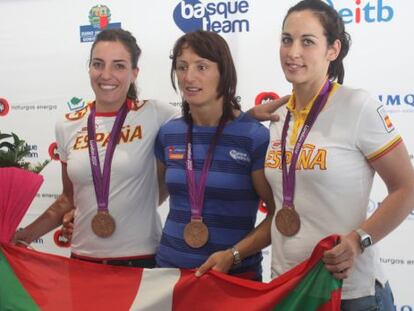 Eli Pinedo (izquierda), Maider Unda (centro) y Patricia Elorza, recién llegadas a Bilbao esta tarde.