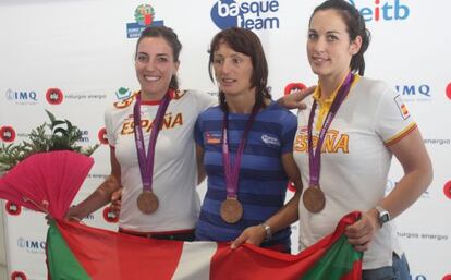 Eli Pinedo (izquierda), Maider Unda (centro) y Patricia Elorza, recién llegadas a Bilbao esta tarde.