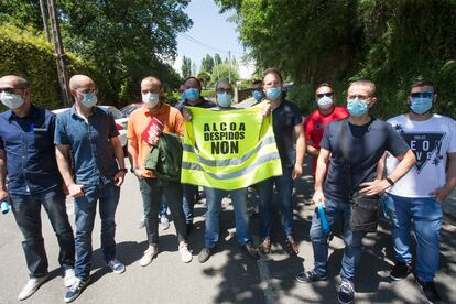 Miembros del comité de empresa de Alcoa San Cibrao tras conocer el anuncio de despidos de la multinacional.