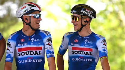 Mikel Landa y Remco Evenepoel, en la salida de una etapa del Tour de Francia.