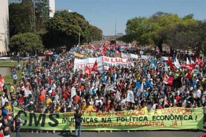 Miles de personas se manifiestan en las calles de Brasilia contra la corrupción.
