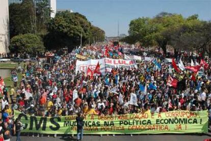 Miles de personas se manifiestan en las calles de Brasilia contra la corrupción.