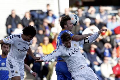 Alexis salta con Sergio Ramos y Pepe.