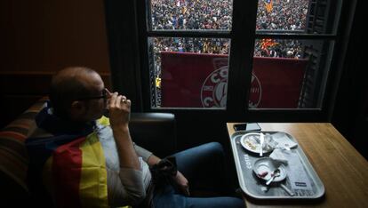 Un independentista vestido con una bandera estelada.