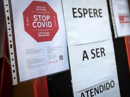 Un local muestra en su puerta la exigencia de mostrar el pasaporte covid en Valencia.
