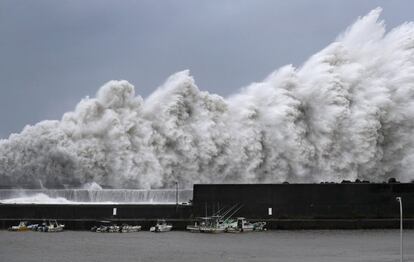 Ondas altas atingem um quebra-mar em um porto de Aki, prefeitura de Kochi, a oeste do Japão.