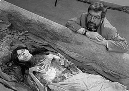 El arqueólogo Guillermo Cock posa con una réplica de una momia, bautizada como <b></b><i>La Señorita.</i>