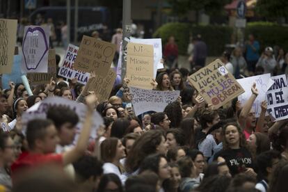Concentración de estudiantes en Sevilla para protestar contra la sentencia de la Audiencia de Navarra a los cinco miembros de La Manada, que fueron condenados a nueve años de cárcel por un delito continuado de abuso sexual.