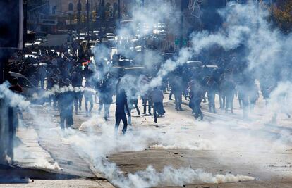 Los manifestantes palestinos reaccionan al gas lacrimógeno disparado por las tropas israelíes, en la ciudad cisjordana de Belén.
