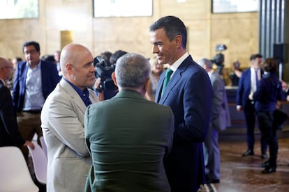 El presidente del Gobierno, Pedro Sánchez, junto a los líderes de los sindicatos en la inauguración del curso político, este miércoles.