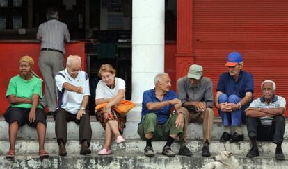 Un grupo de ancianos conversa en la calle