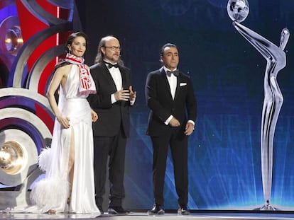 Los presentadores de los Premios Platino, Natalia Oreiro, Santiago Segura (centro) y Adal Ramones.