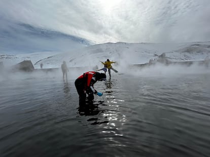 El oceanógrafo Antonio Tovar tomando muestras de agua con turistas en el fondo de Deception Island, el 29 de enero. 