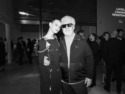 Milena Smit, Premio Actriz ICON 2021, y Pedro Almodóvar.