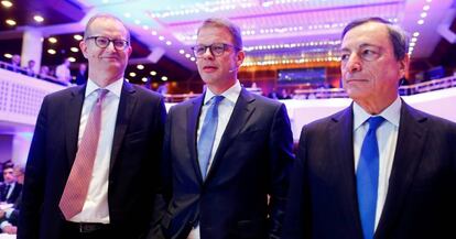 Martin Zielke, CEO de Commerzbank, Christian Sewing, su hom&oacute;logo de Deutsche Bank, y Mario Draghi, presidente del BCE.