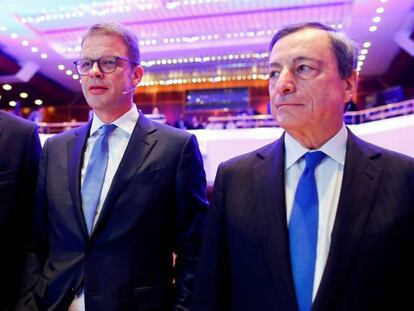 Martin Zielke, CEO de Commerzbank, Christian Sewing, su hom&oacute;logo de Deutsche Bank, y Mario Draghi, presidente del BCE.