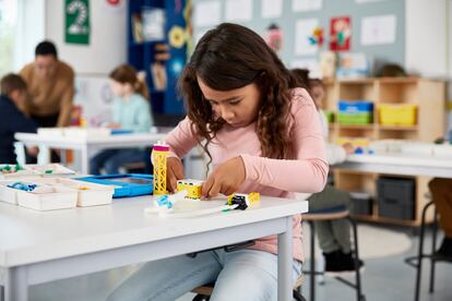 Grupo LEGO ha desarrollado soluciones y recursos de apoyo a los docentes en su labor de hacer del aula un espacio vivo para las asignaturas 'steam' (Ciencia, Tecnología, Ingeniería, Artes y Matemáticas, por sus iniciales en inglés) y para sus alumnos mediante el juego práctico y dirigido.