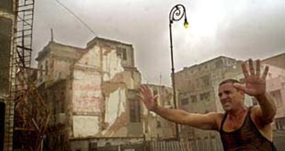 Un obrero de la construcción impide el paso a una zona con riesgo de derrumbes por el huracán en La Habana.