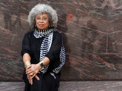 09/10/2017.- La histórica filósofa y activista afroamericana Angela Davis, posa para la prensa gráfica antes de la rueda de prensa que ha ofrecido hoy en Barcelona, en la que ha dicho sentirse "muy privilegiada" por estar hoy en Cataluña, y ha considerado que "la gente debería tener el derecho a la autodeterminación en todo el mundo y poder tomar las decisiones que guíen su propio destino". Foto: Joan Sánchez