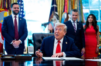 JD Vance, Donald Trump, Pete Hegseth y Kristi Noem en la firma de la orden ejecutiva, en Washington, este lunes.